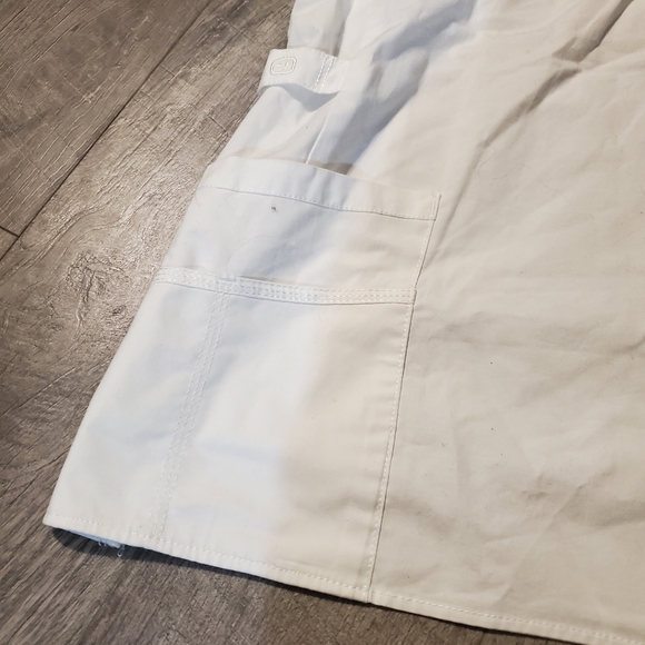 White wonderwink scrub top - Picture 3 of 5